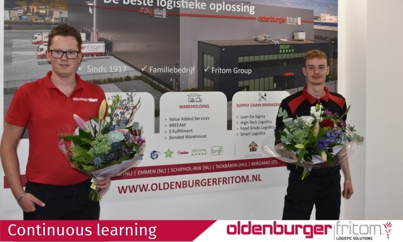 Employees of Oldenburger|Fritom, Sven Bakker and Benjamin Scholtens, receive their diplomas.