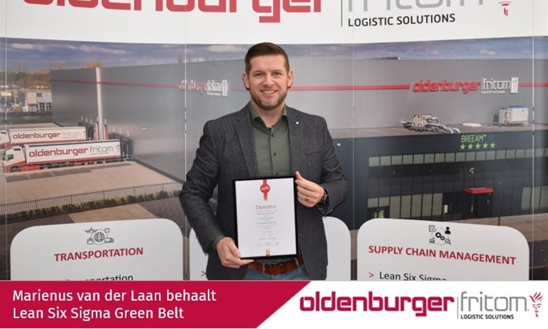 The commercial manager of Oldenburger|Fritom, Marienus van der Laan, obtains the Green Belt certificate.