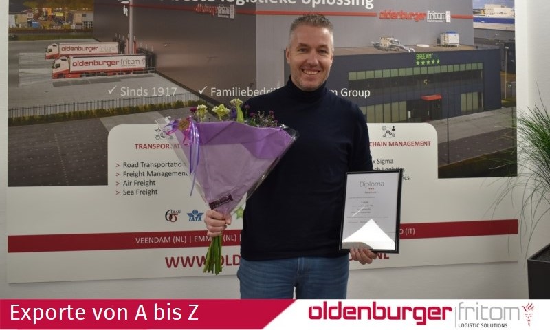 Cor Klontje, Senior Forwarder bei Oldenburger|Fritom, erhält das Diplom „Exporte von A bis Z“.