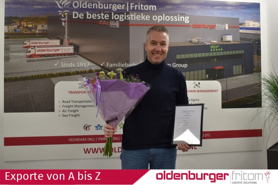 Cor Klontje, Senior Forwarder bei Oldenburger|Fritom, erhält das Diplom „Exporte von A bis Z“.