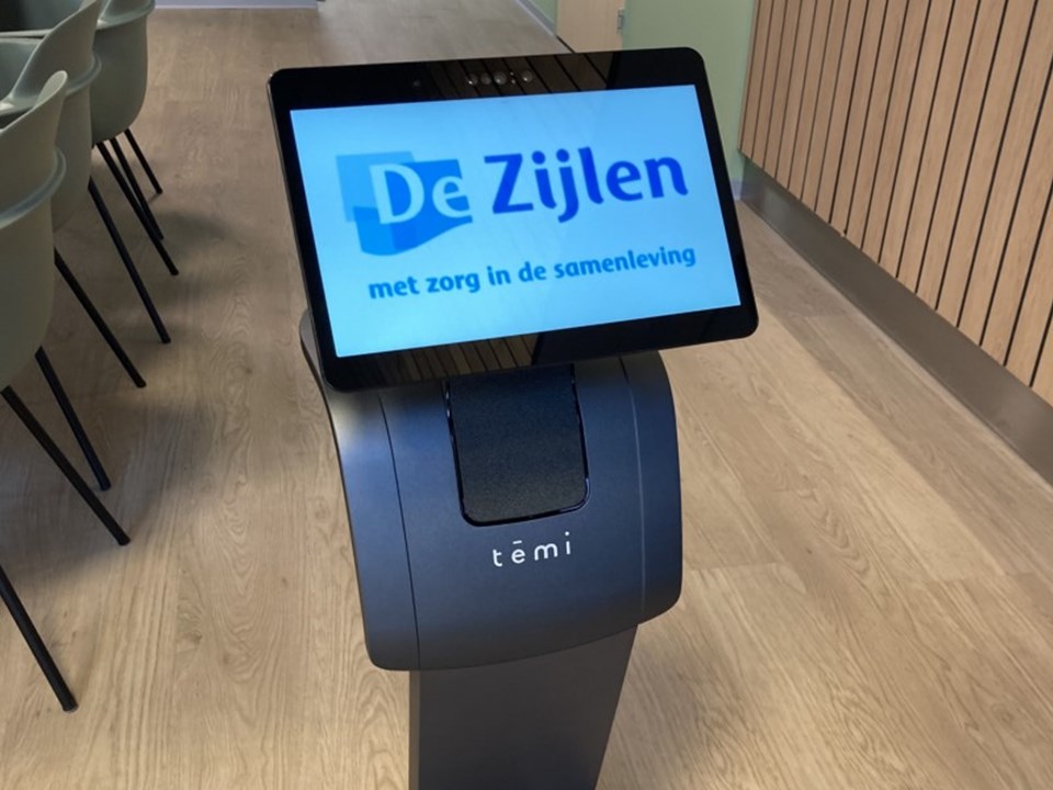 Oldenburger|Fritom doneert een Temi zorgrobot aan De Zijlen.