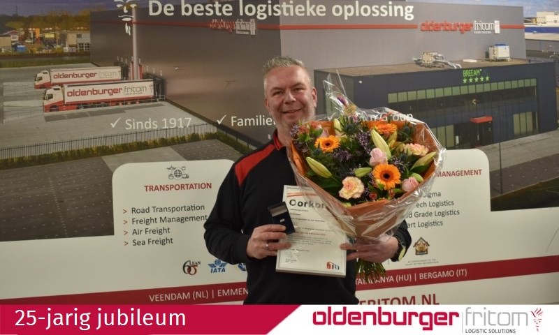Siebe Grave 25 jaar in dienst bij logistiek dienstverlener Oldenburger|Fritom in Veendam.
