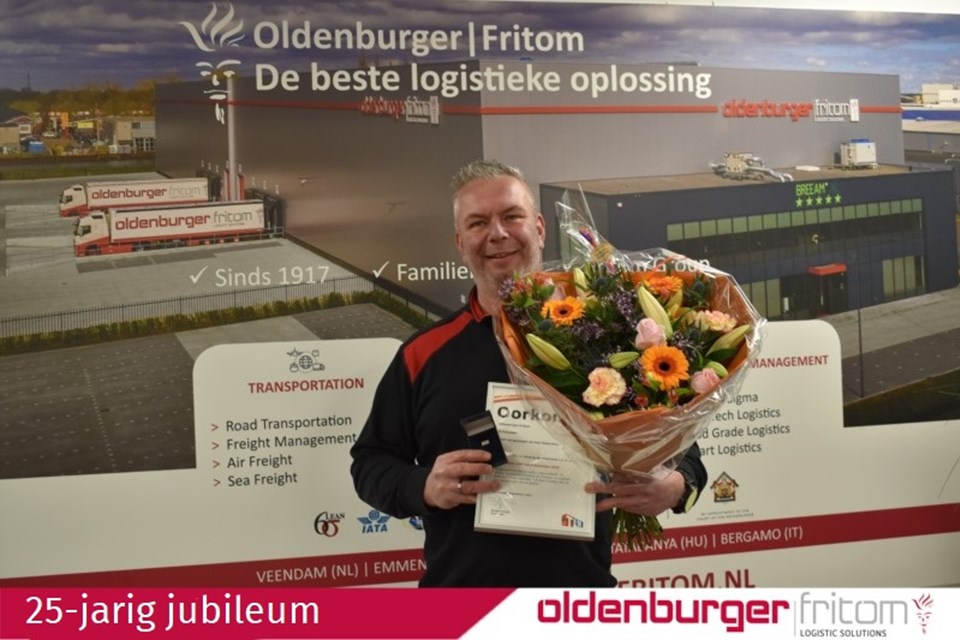 Siebe Grave 25 jaar in dienst bij logistiek dienstverlener Oldenburger|Fritom in Veendam.
