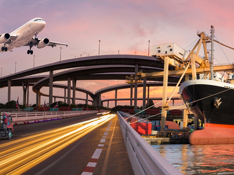Wij bieden u freight forwarding en ketenregie op maat voor uw wegtransport, luchtvracht, zeevracht en intermodaal transport.