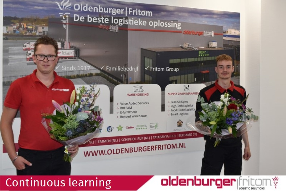Medewerkers Oldenburger|Fritom, Sven Bakker en Benjamin Scholtens, behalen hun diploma.