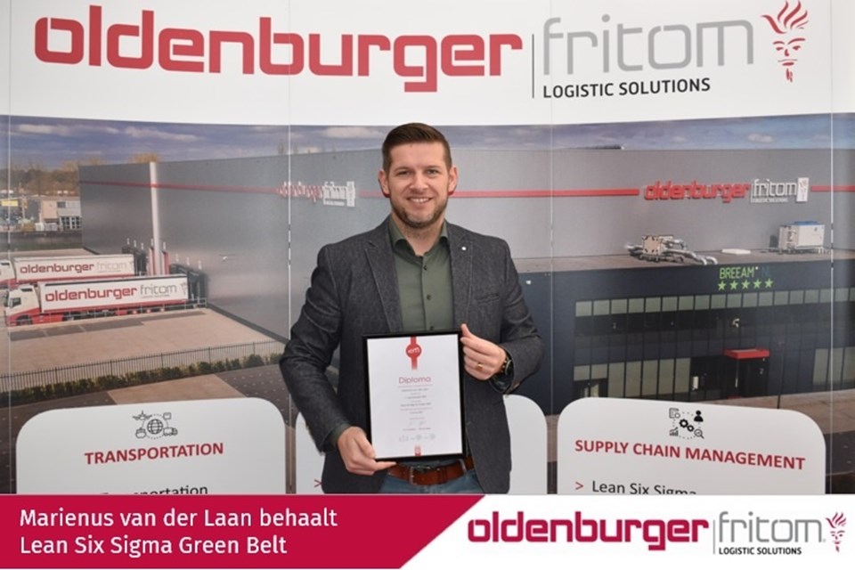 Der Commercial Manager von Oldenburger|Fritom, Marienus van der Laan, erhält das Green Belt Zertifikat.