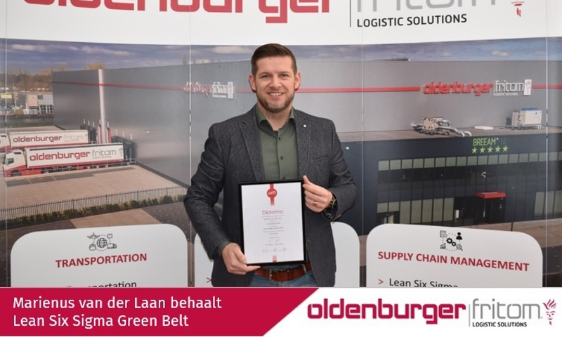 Der Commercial Manager von Oldenburger|Fritom, Marienus van der Laan, erhält das Green Belt Zertifikat.